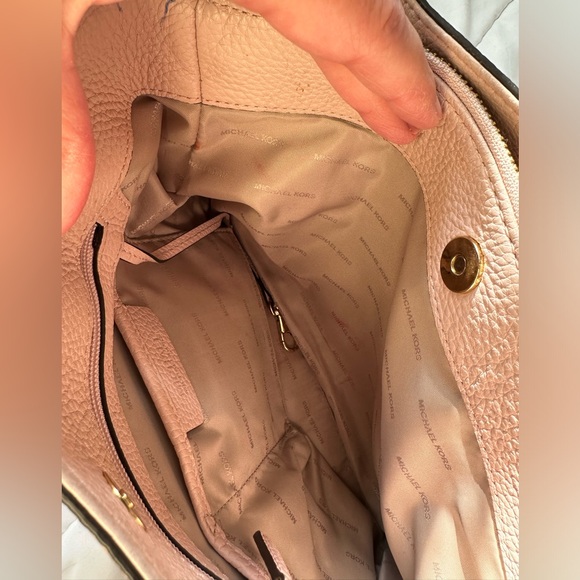 MICHAEL KORS PEBBLED LEATHER SATCHEL WITH CROSSBODY STRAP! - Picture 6 of 9